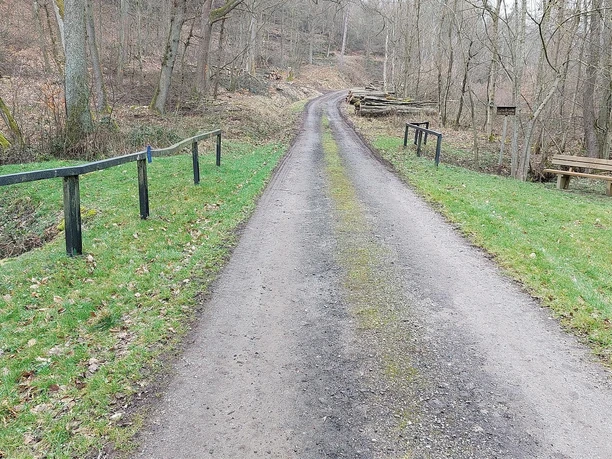 Weg an der Brücke
