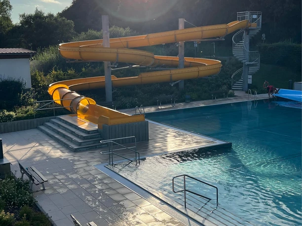 Rutsche im Freibad