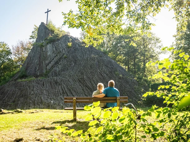 Druidenstein im Frühjahr, Rast auf Bank
