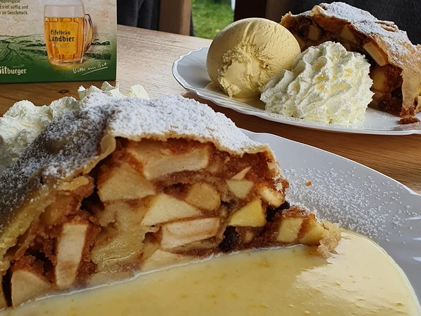 Apfelstrudel im Golfstübchen in Gillenfeld