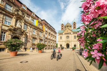 Mit dem Rad durch die Maximilianstraße in Speyer