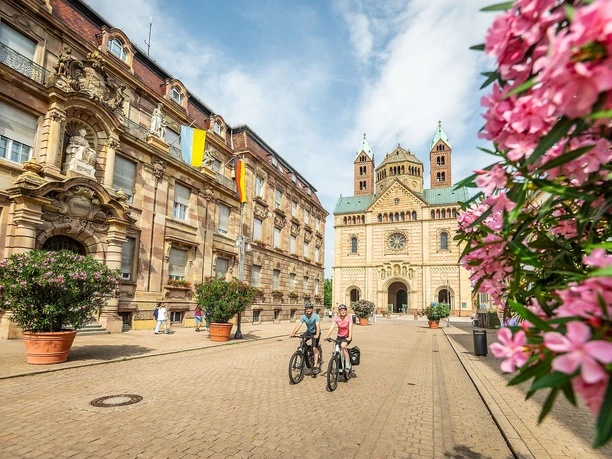 Mit dem Rad durch die Maximilianstraße in Speyer