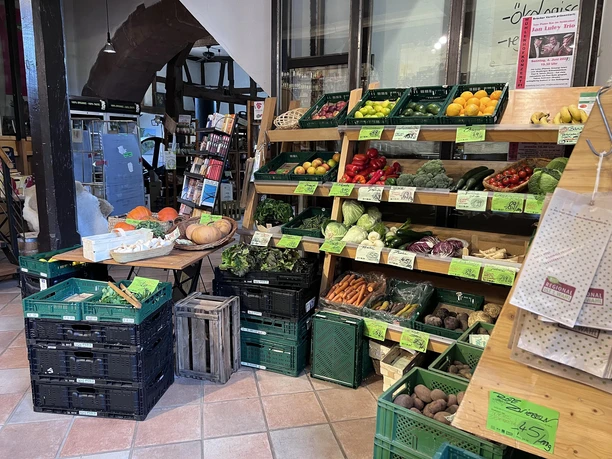 Obst und Gemüse im Hofladen der Brücker Mühle