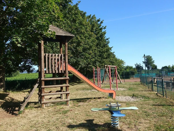...Rutsche, Wippe, Klettergerüst...