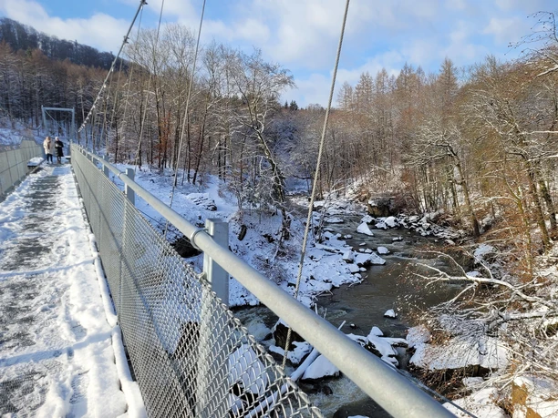 Blick von der Hängebrücke auf die Stromschnellen