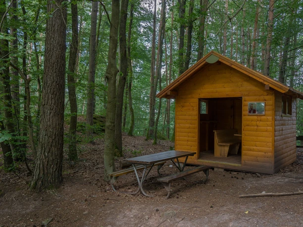 Dekan-Ehling-Schutzhütte mit Sitzgruppen
