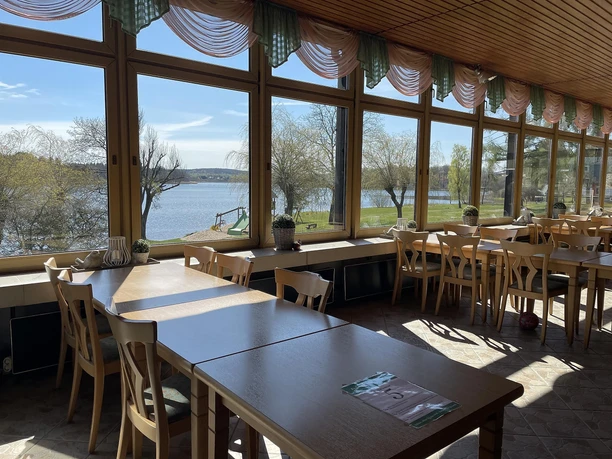 Panoramafenstermit Blick auf den Dreifelder Weiher