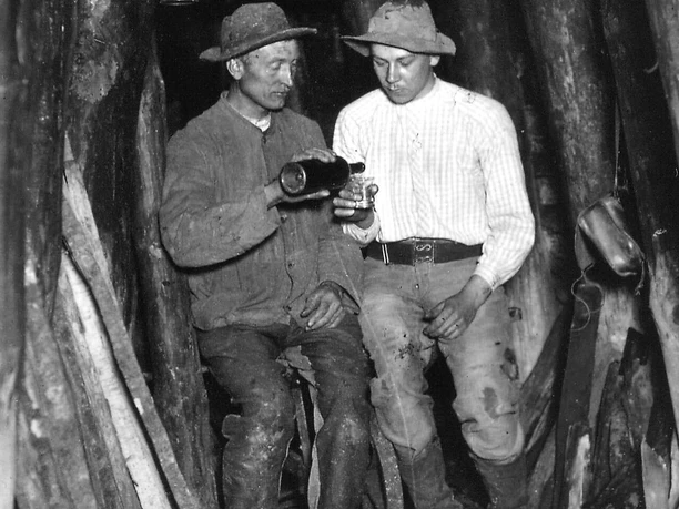 Bergmänner trinken Schnaps