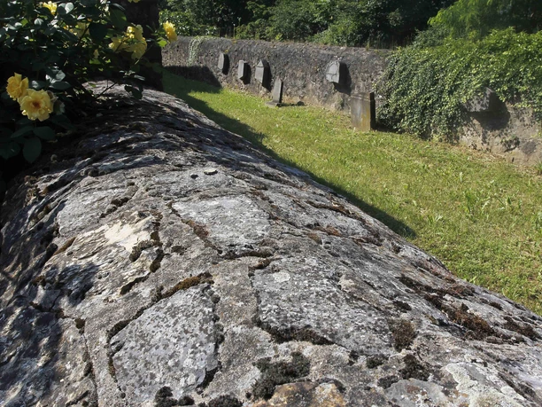 Blocik über die Stadtmauer in den Friedhof