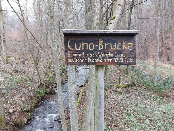 Brückenschild am Niederbach
