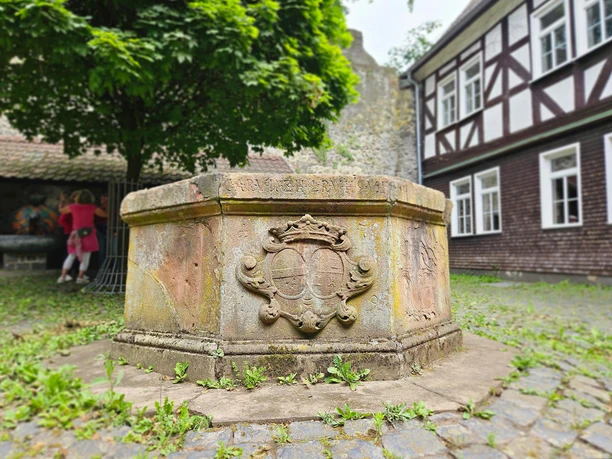 Brunnen im Innenhof Burg Nordeck