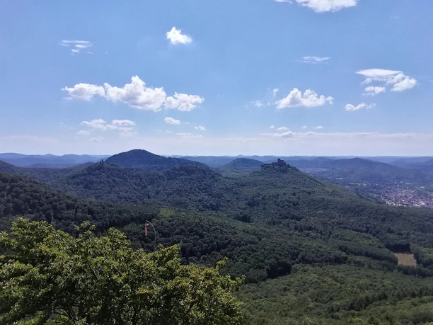 Von links nach rechts: Münz, Anebos und Trifels Von links nach rechts: Münz, Anebos und Trifels
