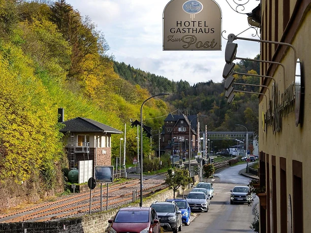 Das Gasthaus zur Post liegt an der Bahnstrecke