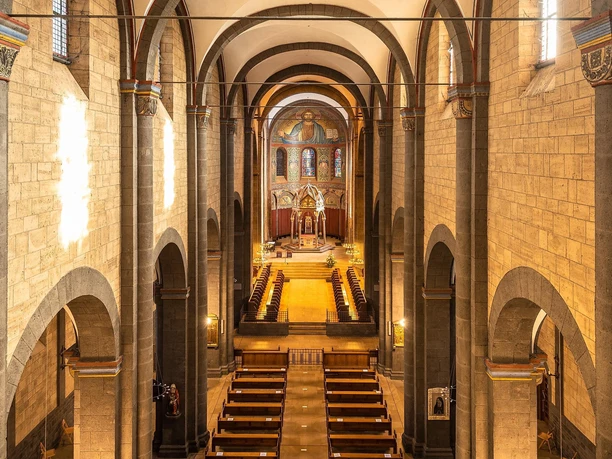 Blick in die Abteikirche Maria Laach