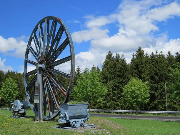 Das Grubenrad weist den Weg zum Besucherbergwerk