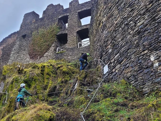 Klettern an der Burgmauer
