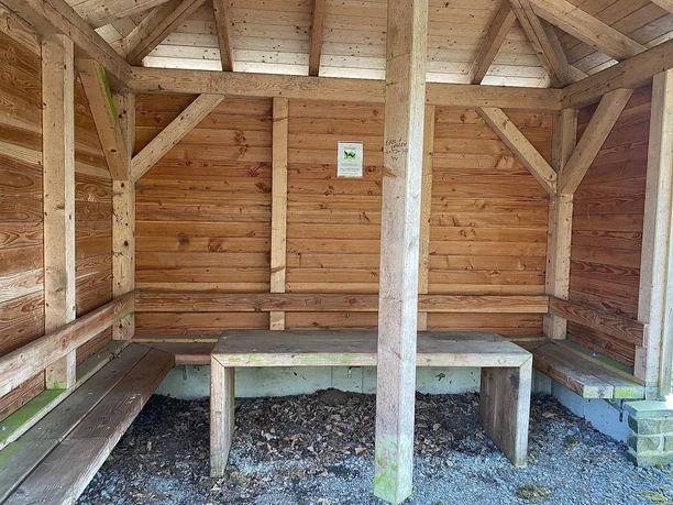 Sitzmöglichkeiten Schutzhütte WesterwaldSteig