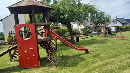 Kletterturm mit Rutsche