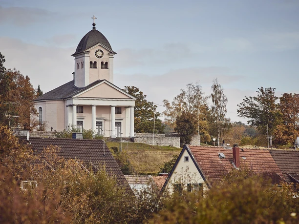 Rundkirche Oberneisen im Herbst