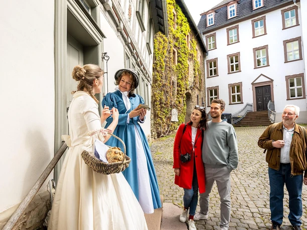 Die zwei Lotten im Gespräch vorm Lottehaus