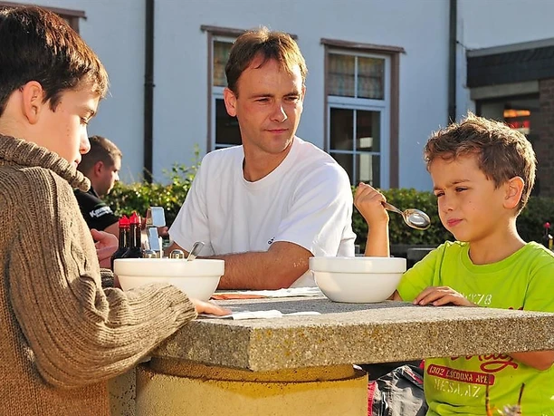 Erbsensuppe auf der Terrasse