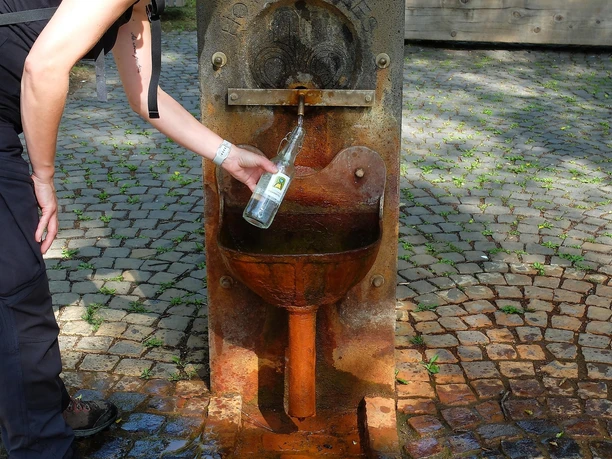 Hotzendrees - Wasser abfüllen
