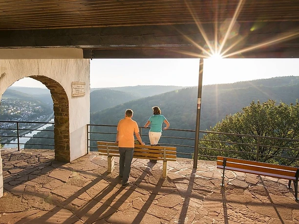 Auf dem Saarhölzbachpfad mit Blick ins Saartal