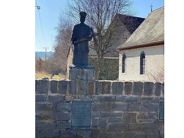 Heiligenfigur an der Kapelle