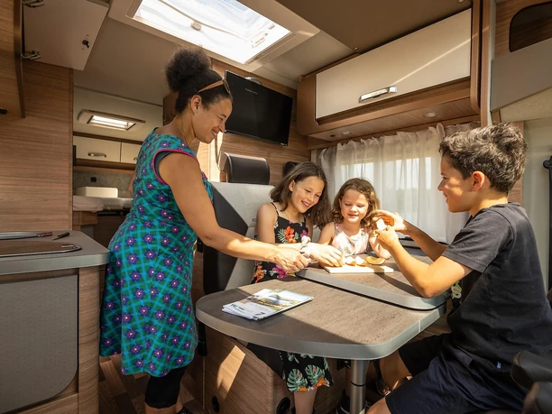 Familie im Wohnmobil