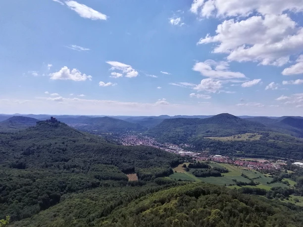Blick auf Trifels und Annweiler Blick auf Trifels und Annweiler