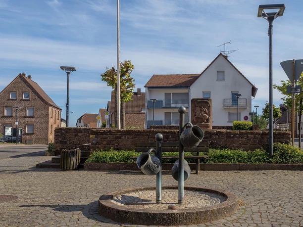 Ortskern Clausen mit Denkmal und "Hawebrunnen"