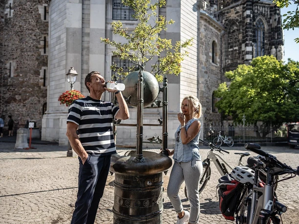 Erfrischung an einem der vielen Brunnen in Aachen