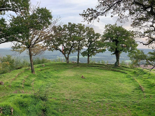 Thinkstätte der Burg Stauf grün