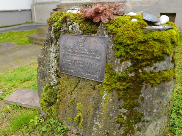 Gedenktafel vor der ehemaligen Synagoge