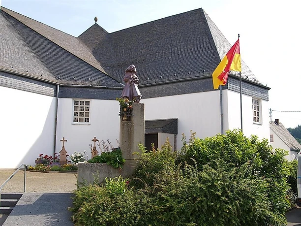 Lebensbaumkirche Manderscheid_Eingang