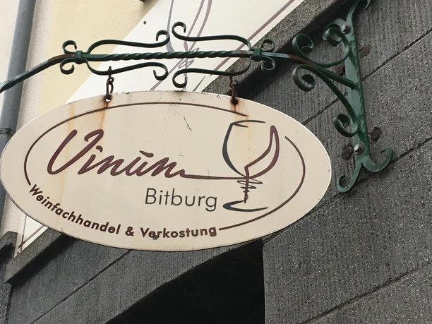 Vinum in Bitburg - Eingangsschild