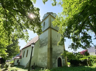 Blick vom Friedhof auf die Heidenturmkirche