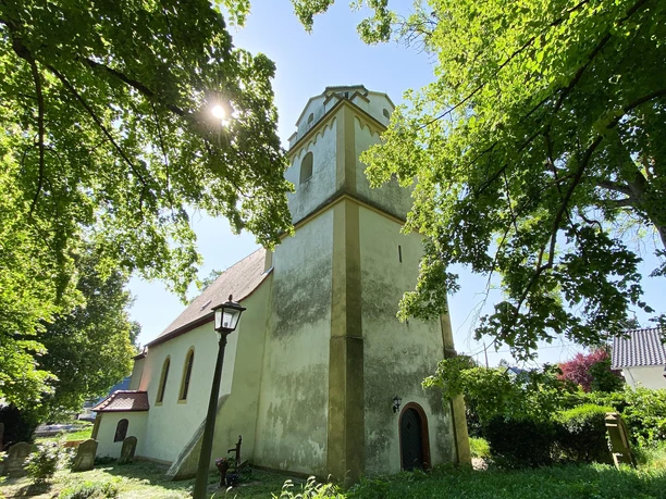 Blick vom Friedhof auf die Heidenturmkirche Blick vom Friedhof auf die Heidenturmkirche