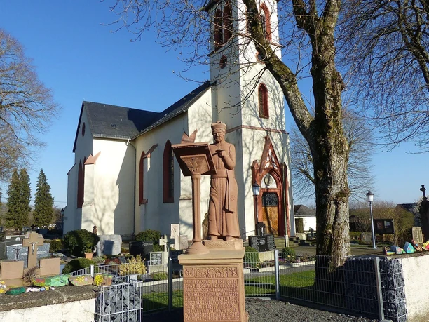Kirche Eschfeld Statue Ch. März
