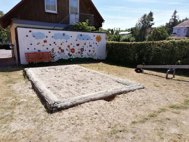 Mit Sandkasten, Kletterwand, Wippe ...