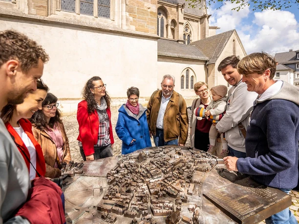 Gruppe am Stadtmodell