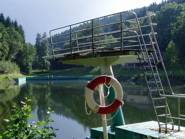 Sprungturm in Naturfreibad Schinderweiher Sprungturm in Naturfreibad Schinderweiher