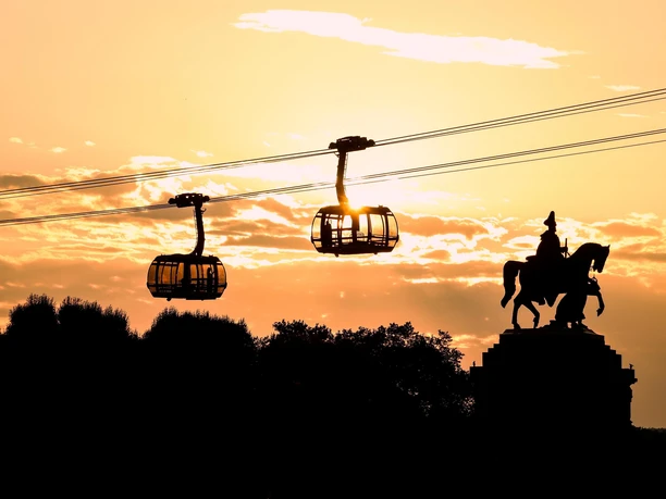 Seilbahn im Sonnenuntergang Seilbahn im Sonnenuntergang