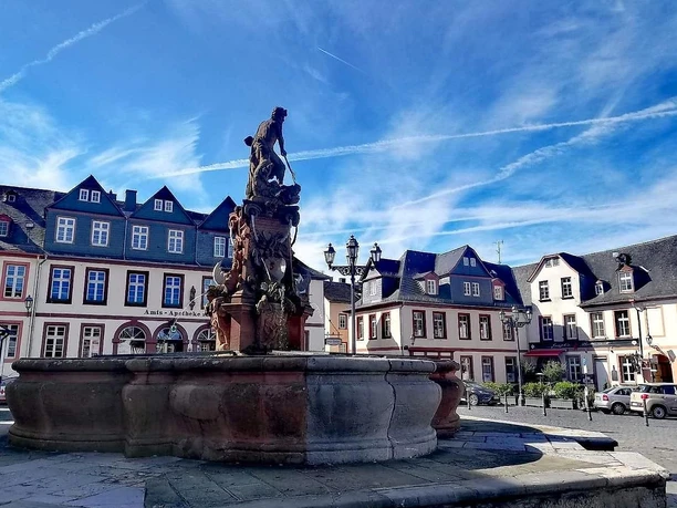 Marktplatz mit Brunnen Marktplatz mit Brunnen