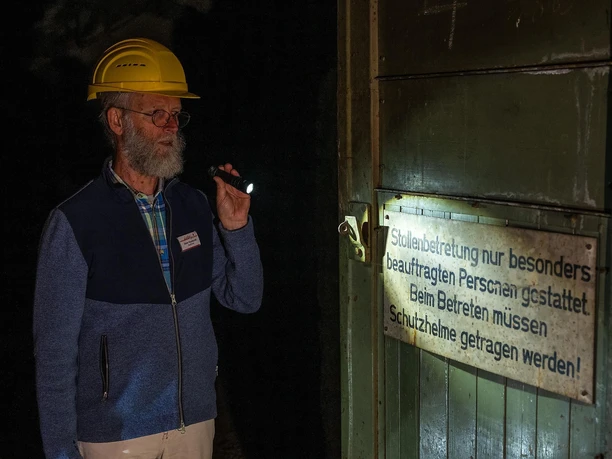 Altes Hinweisschild im Stollen