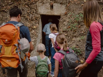 Abstieg in den Höhlengang