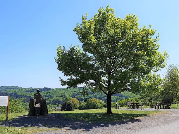 Erwin-Piscator-Denkmal mit Blick auf das Dorf