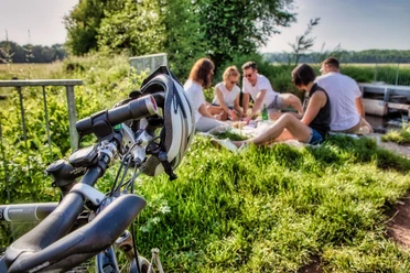 Picknick am Teilungswehr bei Ottersheim