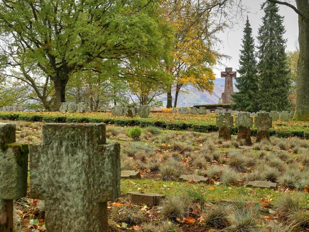 Ehrenfriedhof Kastel-Staadt (2) Ehrenfriedhof Kastel-Staadt (2)