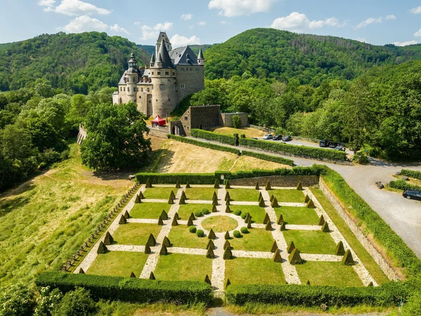 Schloss Bürresheim mit barockem Garten Schloss Bürresheim mit barockem Garten
